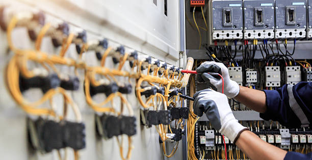 Professional Electrician technician working in Malvern, IA